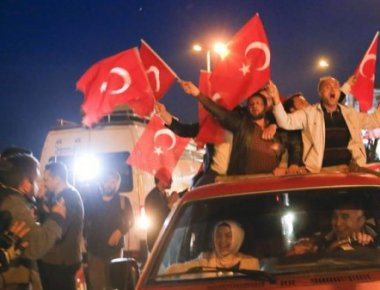 Ξεχύθηκαν στους δρόμους σε Άγκυρα και Κωνσταντινούπολη οι οπαδοί του Ερντογάν (φωτό)